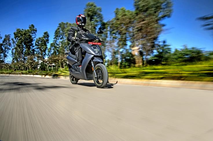 The 450X gets a 2.9kWh battery (installed capacity) and a 6kW motor. 0-40kmph comes up in 3.29s while 0-60kph takes 6.5s. Top speed is capped at 80kph.